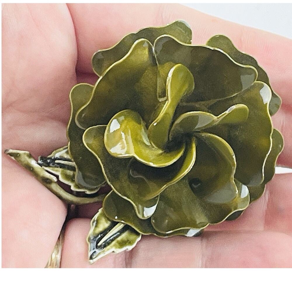 Olive Green Enamel Metal Flower Brooch Pin Hippie Pop Art Mod 1960s Ranunculus